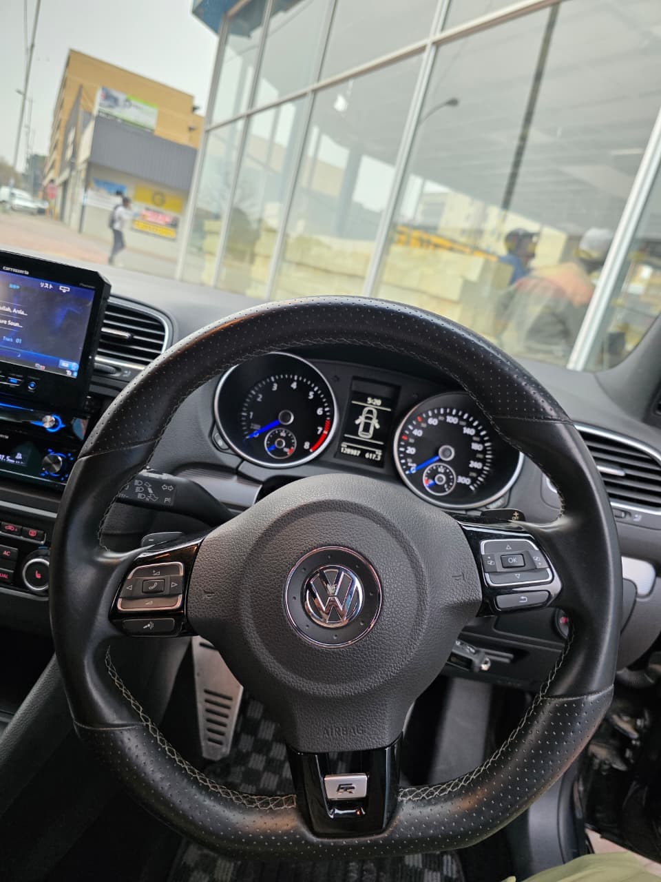 2011 Volkswagen Golf 6R 2.0 TSI — photo 2